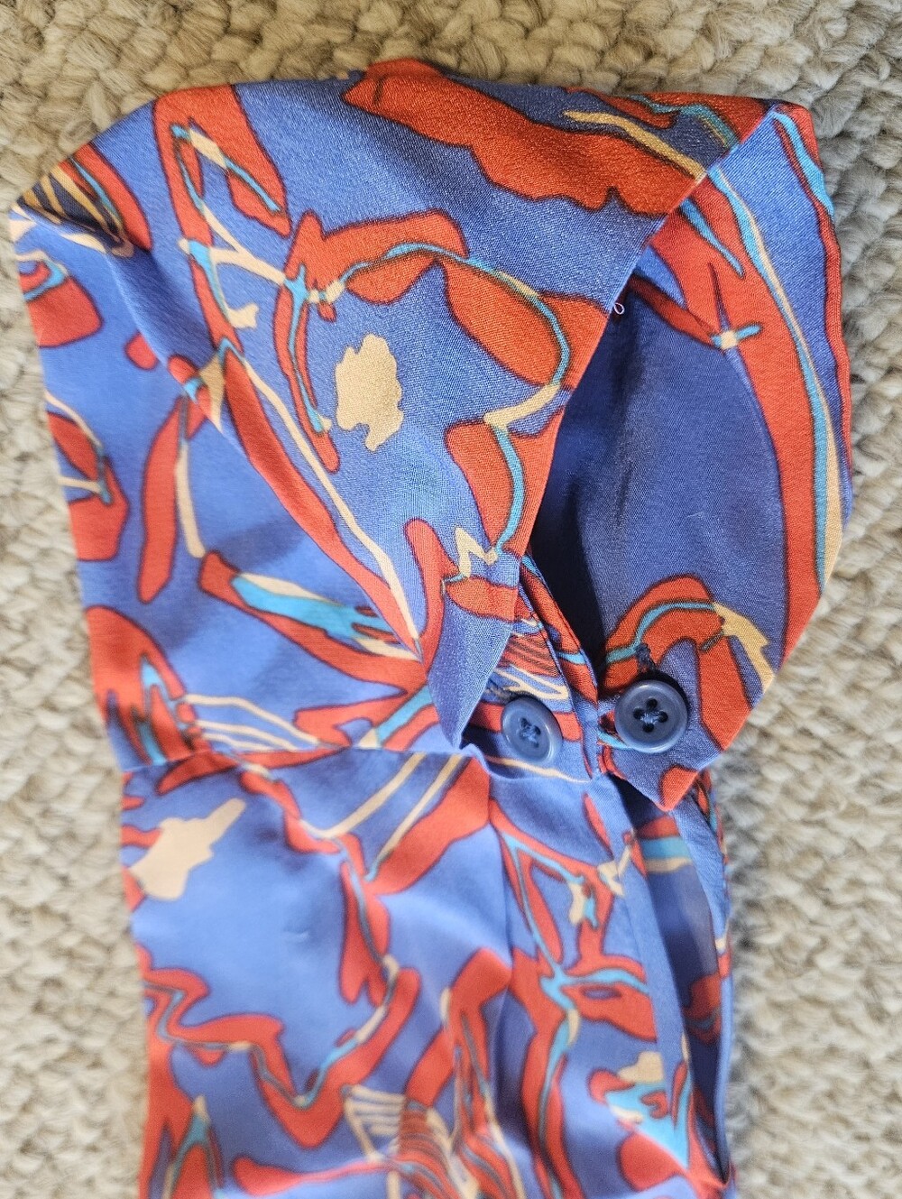 Diane von Furstenberg Elsden Printed Silk Blouse EUC - Picture 9 of 9